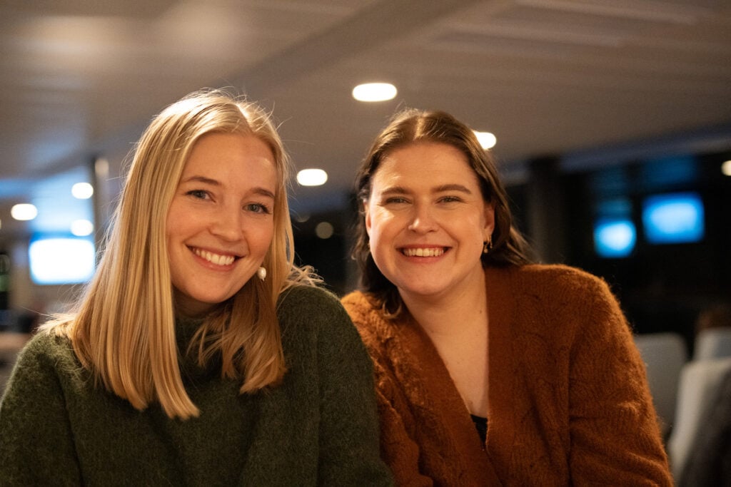 to smilenede damer ombord en av båtene til Rødne Fjord Cruise, som tilbyr unike opplevelser fra Stavanger