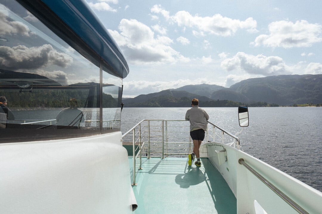 Førsteklasses utsikt på soldekket i Osterfjorden på fjordcruise fra Bergen
