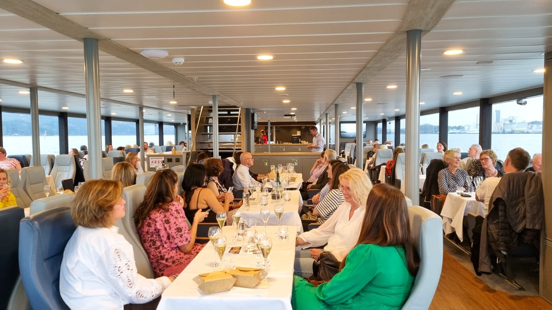 Gjestene nyter boblecruise i Stavanger med utsikt og hyggelig stemning om bord