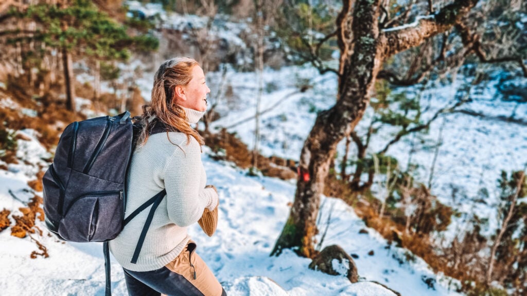 Vintervandring i snødekt terreng nær Lysefjorden og Preikestolen.
