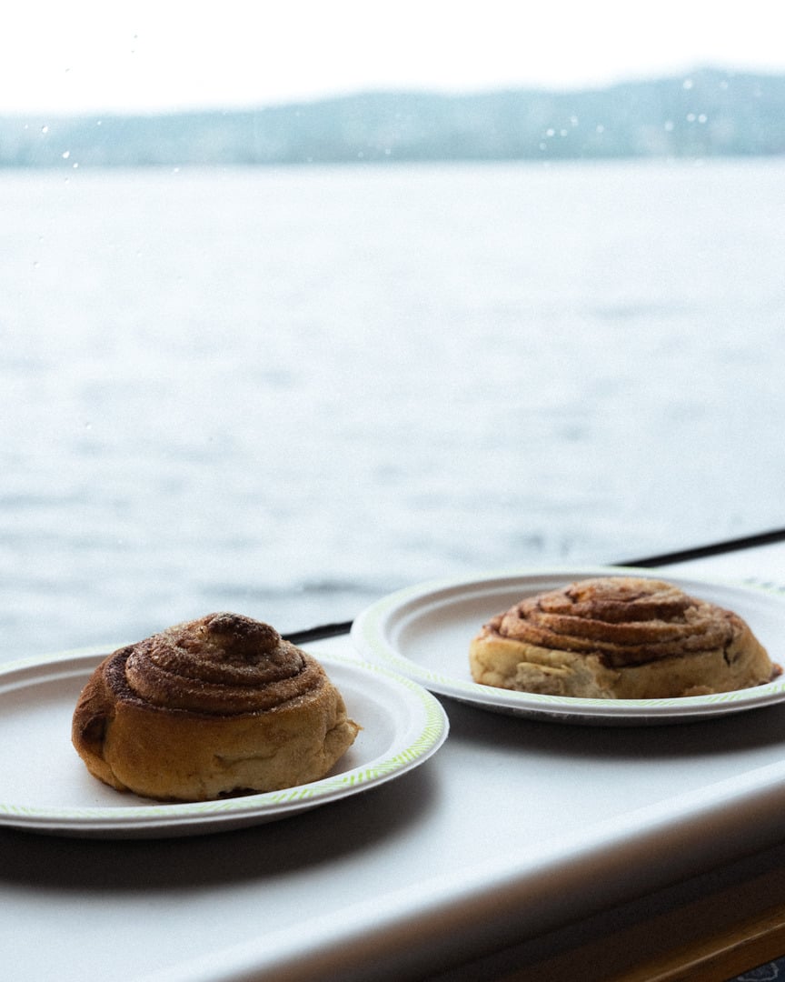 Skillingsboller i vinduskarmen og fjordutsikt