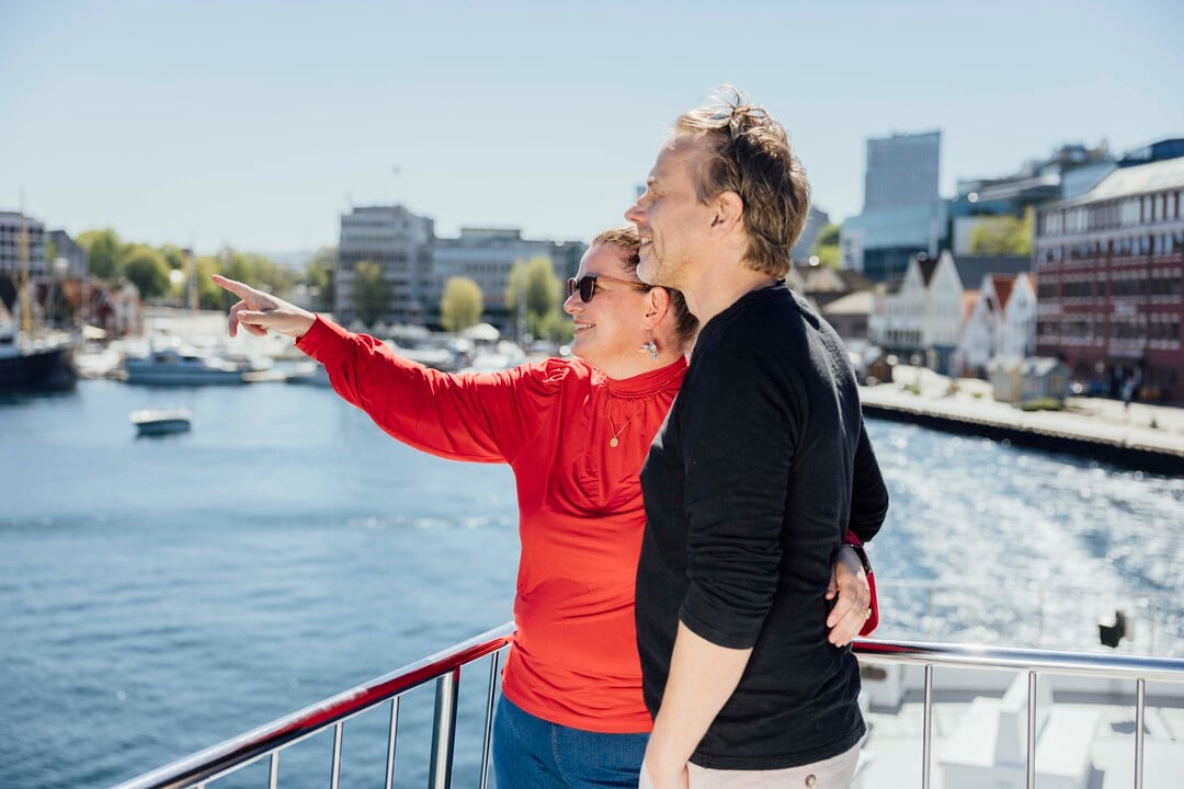 Gjester ute på dekk som nyter boblecruise i Stavanger med utsikt