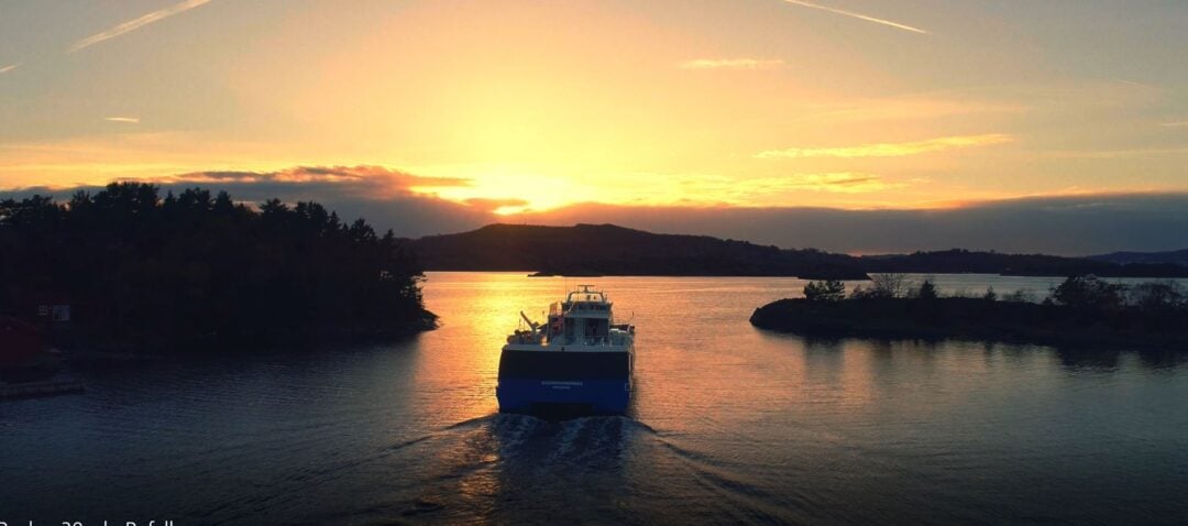 Båt på fjorden i Stavanger ved solnedgang