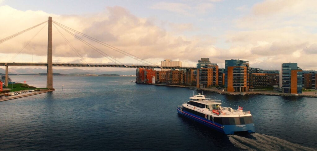 Rygerdronningen i Byfjorden med utsikt til Bybrua