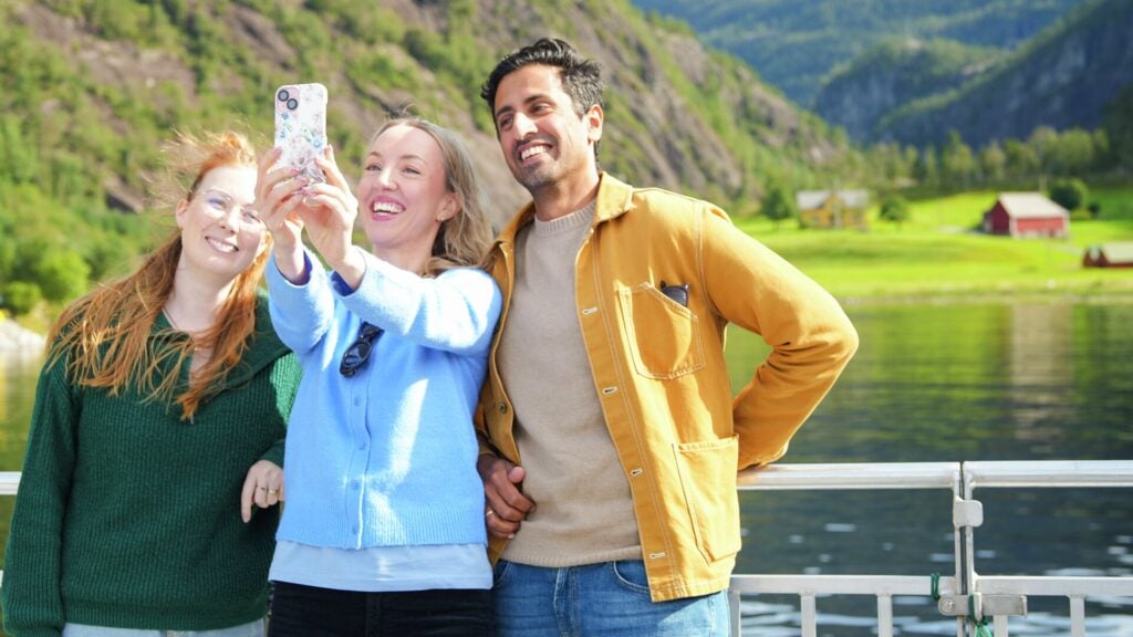 Venner på fjordcruise til Mostraumen – opplev fjordene fra Bergen
