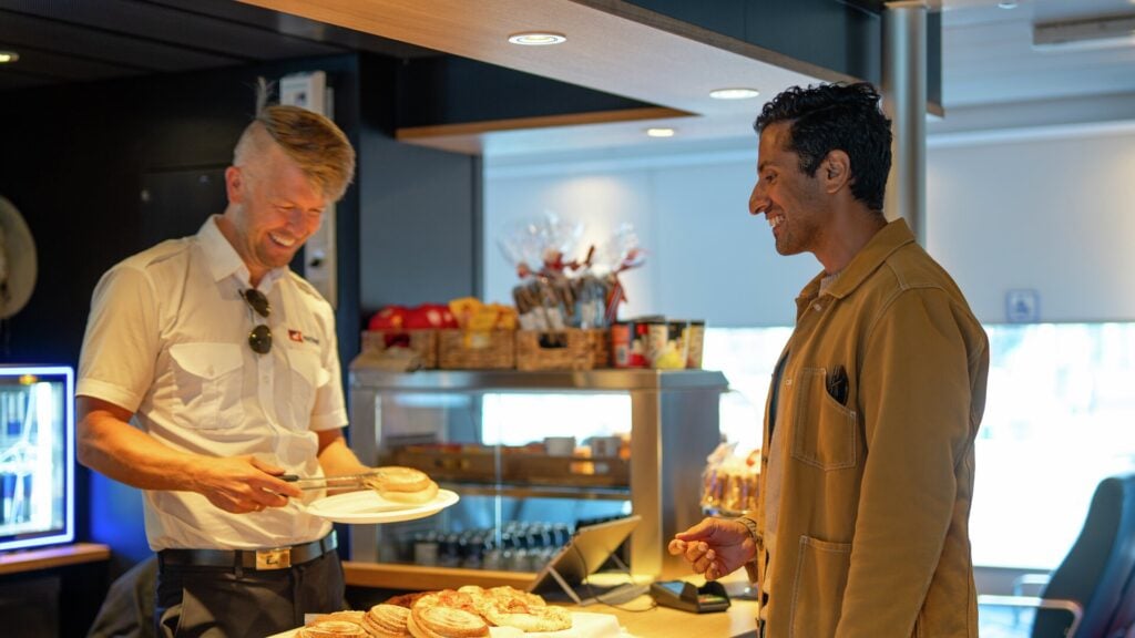 Hyggelig stemning mellom crew og gjester i kiosken om bord i Båtturen fra Bergen