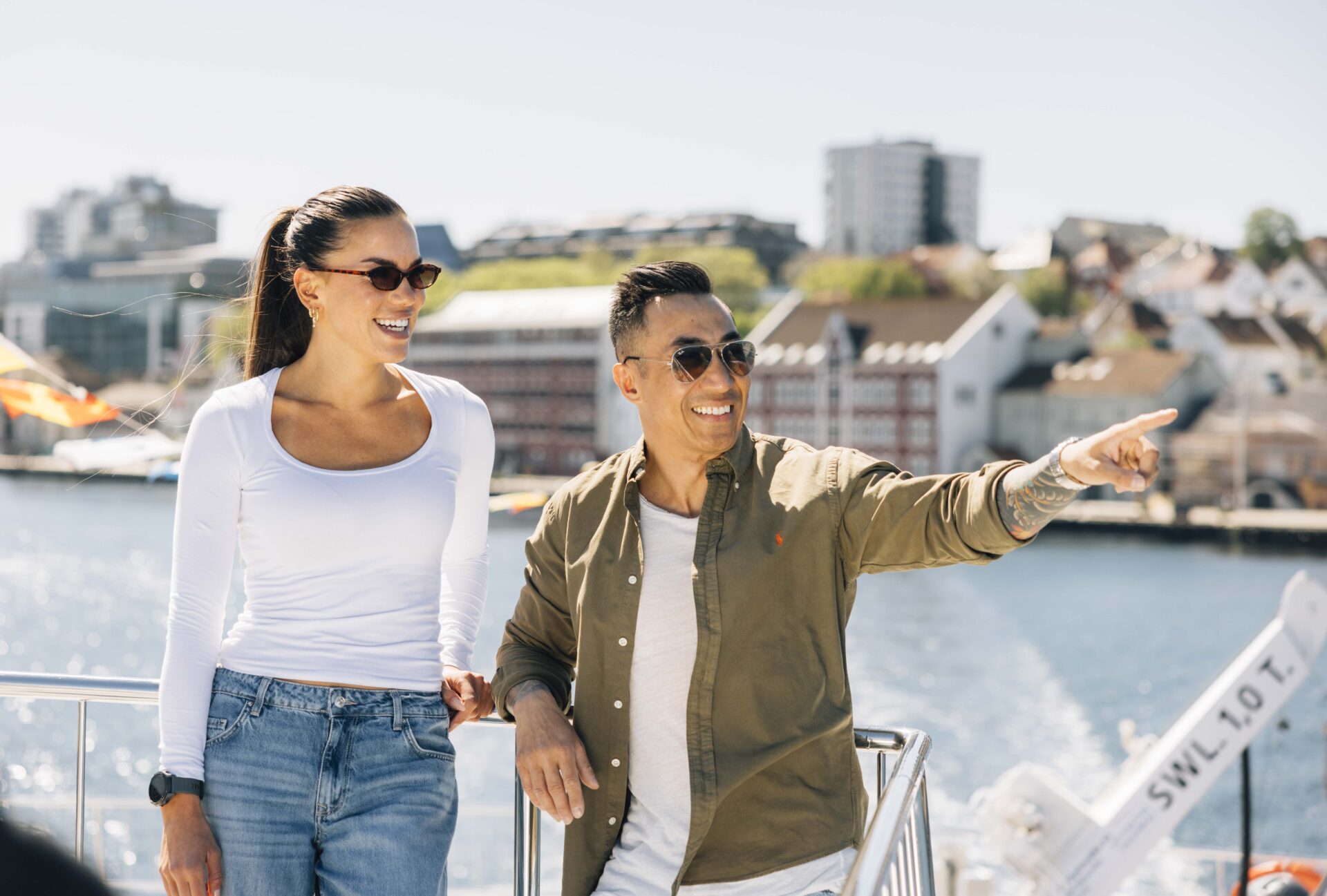 Gjester nyter utsikten fra dekk på fjordcruise – en stemningsfull ettermiddag på fjorden nær Stavanger.
