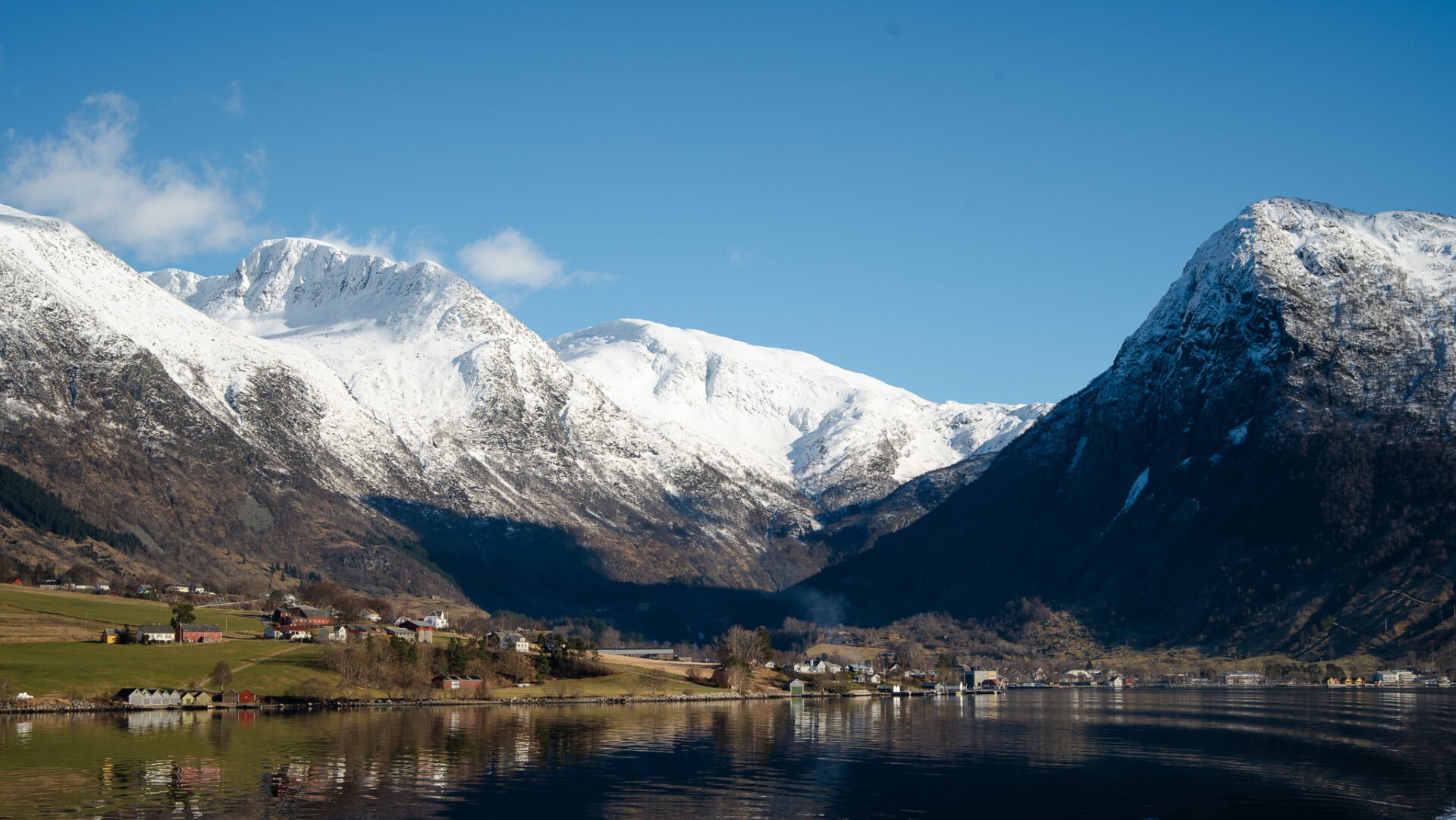 Hardangerfjordekspressen til Rosendal med snødekte fjell