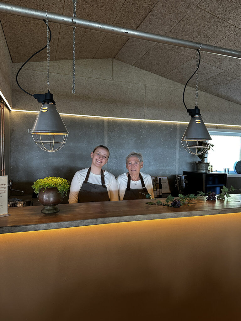 Vertskap på Hebnes vingård under fjordcruise med vinsmaking fra Stavanger