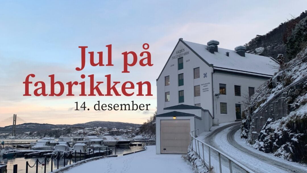 Snødekket Salhus Tricotagefabrik ved fjorden i desember – julearrangement “Jul på fabrikken” 14. desember