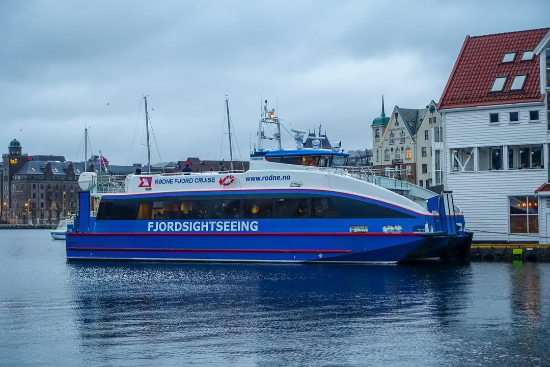 Rødne-båt ved Zachariasbryggen i Bergen klare for avgang mot Salhus og arrangementet Jul på fabrikken 14. desember.