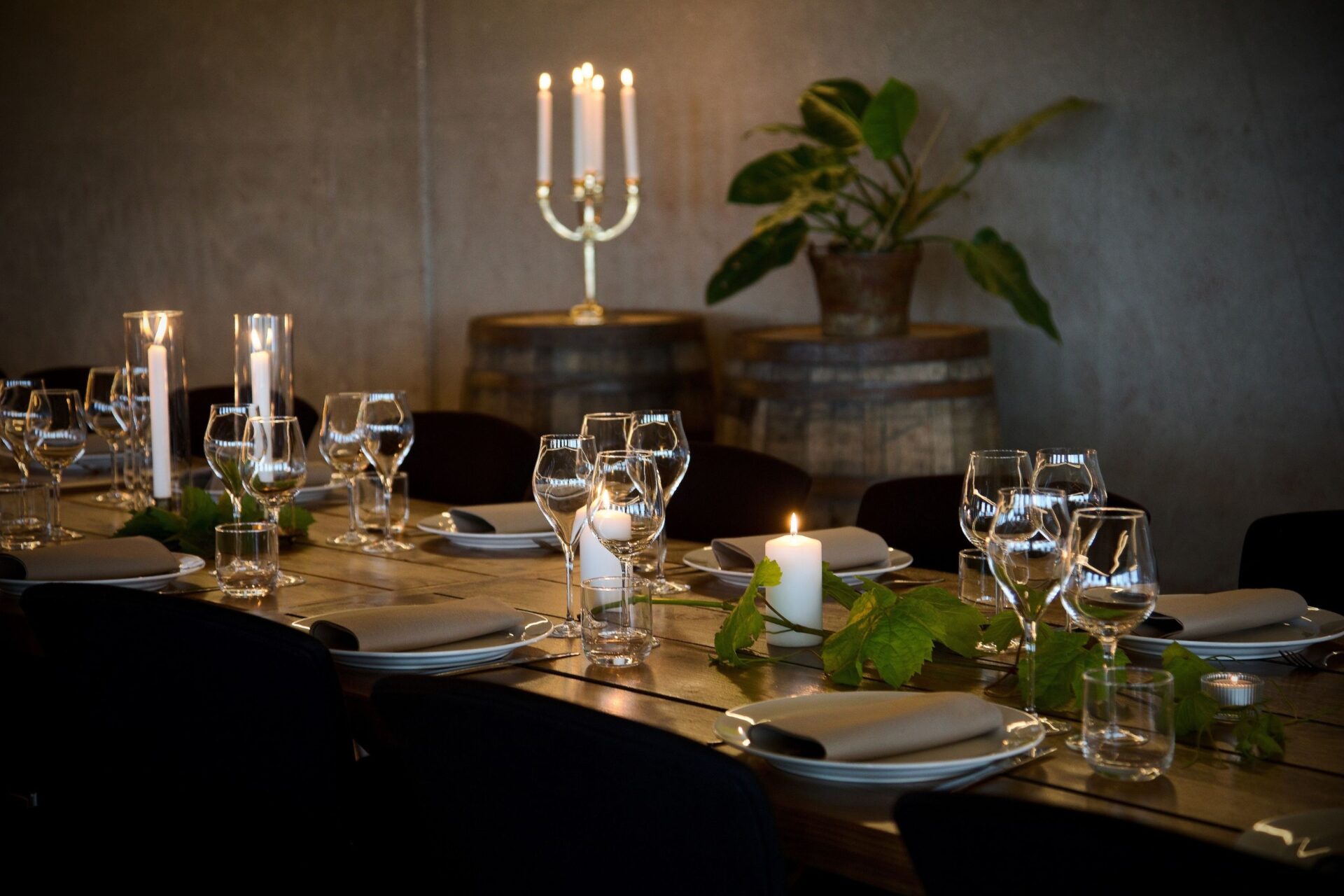 Dekketøy med vinglass, tallerkener og vinranker som pynt i Vinstova på Hebnes Vingard, en del av fjordcruise med vinsmaking i Ryfylke.