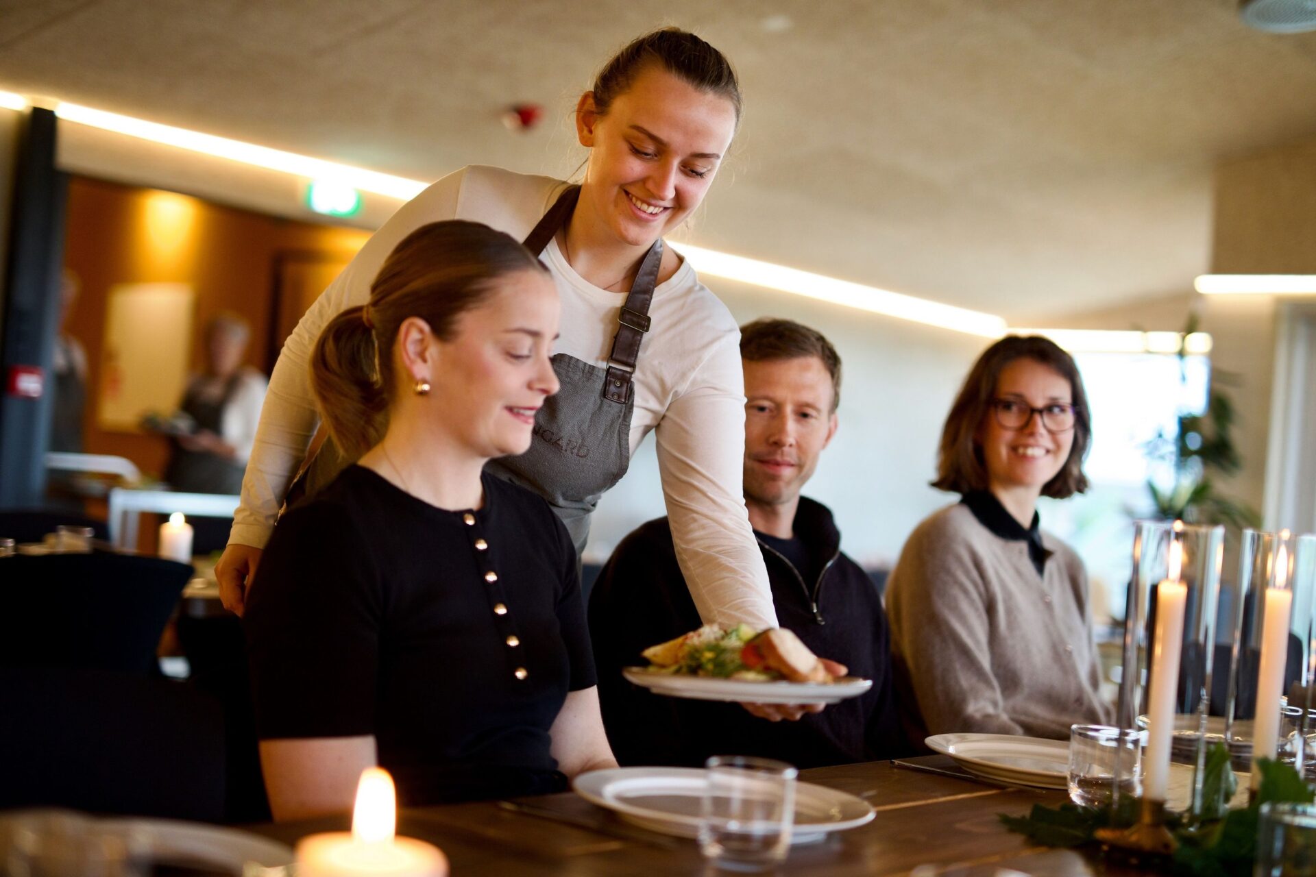 Servering av lokalreist lunsj til gjester etter vinsmaking på Hebnes Vingard, som del av fjordcruise fra Stavanger.