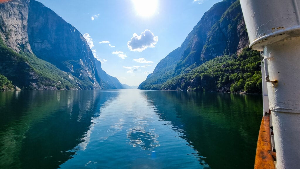 Utsikt fra ferjen i Lysefjorden med stille vann og bratte fjell på begge sider