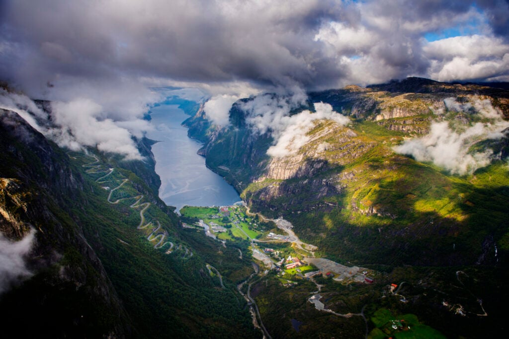 Lysebotn innerst i Lysefjorden omgitt av bratte fjell og svingete fjellveier