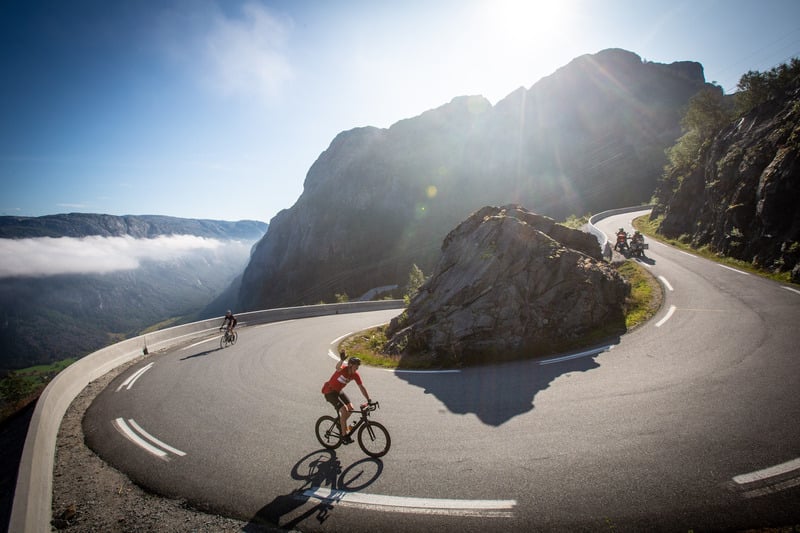 Syklist i de karakteristiske hårnålssvingene i Lysevegen opp fra Lysebotn