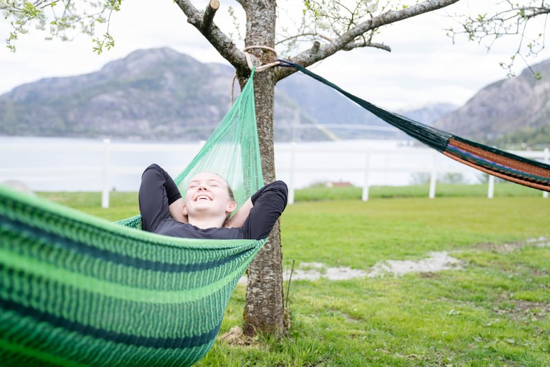 Stille dag i Lysefjorden med rolig vann og fjell i bakgrunnen