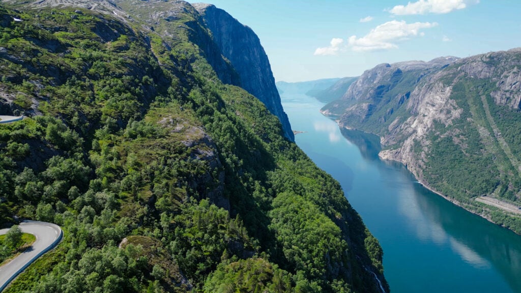 Panoramautsikt over Lysefjorden som slynger seg mellom høye fjell