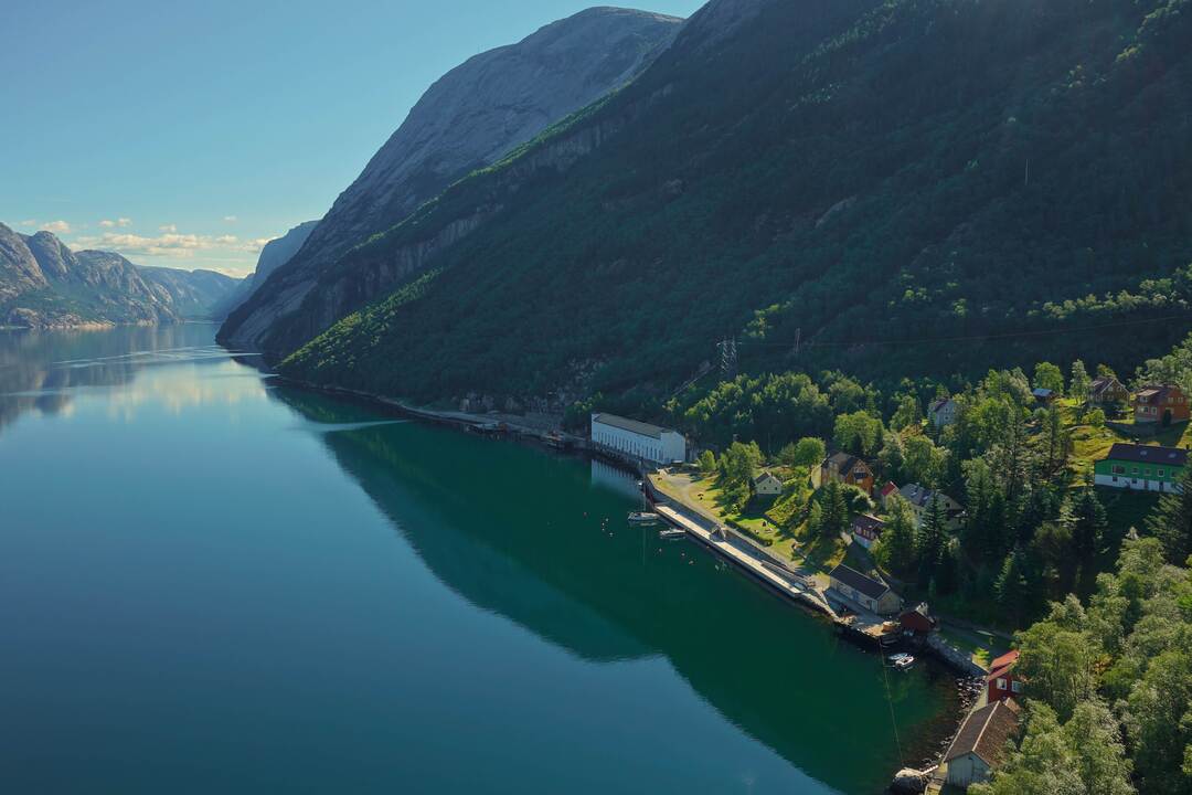 Übersicht über Flørli am Lysefjord mit Siedlung, Kai und umliegender Fjordlandschaft